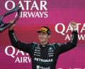 Bild: Darko Bandic/AP/dpa
George Russell feiert in Baku einen Zittersieg.