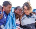 Bild: Andreas Gora/dpa
Gewinnt mit Krämpfen und verpasst knapp den Weltrekord: Tigst Assefa beim Berlin Marathon.