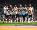 Bild: Tom Weller/dpa
Die DFB-Elf posiert vor dem Anpfiff für das Teamfoto.