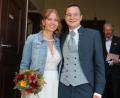 Bild: Konrad Rosner
Freudestrahlend verlassen Natascha und Julian Müller die Plößberger Pfarrkirche St. Georg.
