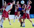 Bild: Werner Franken
Der Weidener Lukas Schaller ( Mitte) muss sich gegen zwei Regensburger behaupten. Die SpVgg SV unterlag bei der U21 des SSV Jahn mit 1:3.