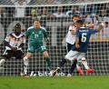Bild: Sven Hoppe/dpa
Dimitris Kourbelis zieht ab, Joshua Kimmich (dahinter) lenkt den Ball noch ab. DFB-Keeper Alexander Nübel (grünes Trikot) war ohne Chance. Deutschland verlor gegen Griechenland in Augsburg mit 0:1.