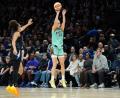 Bild: Ellen Schmidt/AP/dpa
Fiebich (rechts) kam auf 16 Punkte zum Start in die Playoffs.