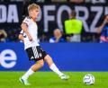 Bild: Tom Weller/dpa
Gab sein DFB-Debüt just im eigenen Vereinsstadion: Augsburg-Profi Hennes Behrens.