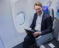Bild: Rolf Vennenbernd/dpa
Wüst brach am Morgen mit einer großen Delegation in einem Linienflieger von Düsseldorf nach Ankara auf.