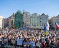 Bild: Kamaryt Michal/CTK/dpa
Tausende nahmen an einer Demonstration gegen Populisten und Extremisten auf dem Altstädter Ring in Prag teil.