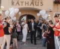Bild: Sugrafie
Durch ein Spalier von Rosen und Luftballons ging der Weg von Nina und Simon Wollner nach der standesamtlichen Trauung im Rathaus Waldershof.