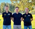 Bild: SV Kulmain
Der SV Kulmain stellte Michael Sollfrank (Mitte) als neuen Trainer ab der Saison 27/28 vor. Abteilungsleiter Florian Greger (links) und Vorstand Wolfgang Groß freuen sich über die Zusage des Kulmainer Urgesteins.