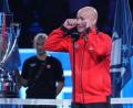 Bild: Maja Smiejkowska/AP/dpa
Andre Agassi nimmt Alexander Zverev auf den Arm.