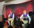 Bild: Anton Brand
Frank Astor und Wilfried vom Ammersee sorgten mit ihrem Programm „SpuiMaWas?“ im Dorfcafé in Gleiritsch für einen unterhaltsamen Abend voller Humor und Musik.