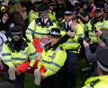 Bild: Peter Byrne/PA Wire/dpa
Die Polizei in Liverpool hat Dutzende Demonstranten festgenommen.