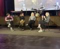 Bild: Lukas Büchold
Die starken gehörlosen Frauen (v.l.r.) Ines Eckerle, Ilknur Warnecke, Alexa Götz und Moderatorin Sarah Maugeri im Ringtheater.
