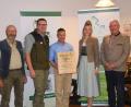 Bild: Paul Böhm
Der "Wald-vor-Wild-Preises" des ökologischen Jagdvereins Bayern e.V. wurde an das Gut Ebermannsdorf mit Hubertus Freiherr von Eyb (Mitte mit Urkunde) verliehen. Dazu gratulierten die stellv. Vorsitzenden Ulrich Haizinger und Stefan Strasser, die Waldkönigin des Bayerischen Waldbesitzerverbandes Patricia Vogl und Vorsitzender Uwe Köberlein (von links).