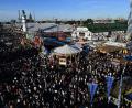 Symbolbild: Felix Hörhager/dpa
Als der Streit eskaliert, greift der 24-Jährige auf dem Oktoberfest zum Besteckmesser.