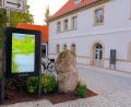 Bild: Bernhard Schultes
Der Friedenfelser Gemeinderat setzt weiter auf Digitalisierung. Nach Einführung in der Verwaltung sowie ein für Bürger und Feriengäste errichtetes elektronisches Informationssystem vor dem Rathaus (links im Bild), einigte man sich für die Anschaffung der App „Heimat-Info“.