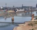 Bild: Sascha Thelen/dpa
Das Niedrigwasser des Rheins hat in Köln einen neuen historischen Tiefststand erreicht.
