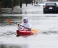 Bild: Noah K. Murray/AP/dpa
Ein Sturm an der US-Ostküste überflutet Straßen in Küstenorten.