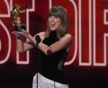 Bild: Chris Pizzello/Invision/AP/dpa
Taylor Swift freut sich über drei VMA-Preise.