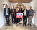 Bild: Christine Hollederer
Bei der Spendenübergabe von links: Alexander Böck (Kämmerer Landkreis Amberg-Sulzbach), Landrat Richard Reisinger, Wiebke Behrbohm (Leiterin vhs Amberg-Sulzbach), Sonja Kalb Vorstandsmitglied Sparkasse Amberg-Sulzbach), Helmut Fischer, Dr. Walter Heinl (vhs-Kammermusikreihe).