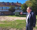 Bild: Rudolf Hirsch
Schulleiter Michael Zirngibl zeigt auf die angrenzende Fläche hin zum Bestandsgebäude, auf der die neue Sporthalle und der Anbau für das "Sonderpädagogische Förderzentrum" Schwandorf-Ettmannsdorf entstehen sollen.