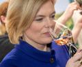 Bild: Daniel Karmann/dpa
Julia Klöckner wuchs auf dem Weingut ihrer Familie in der Nähe von Bad Kreuznach auf. (Archivbild)