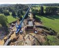 Bild: Christoph Weh/Staatliches Bauamt Amberg-Sulzbach
Da war Halbzeit auf der Baustelle: Anfang September wurden die Fertigbetonteile der Brücke eingehoben. Ende September ist die Bundesstraße 85 wieder frei befahrbar.