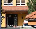 Bild: Daniel Stehlík/TASR/dpa
Blick auf den Eingang der Schule in der slowakischen Gemeinde Staskov, wo es zu einer Gewalttat gekommen ist.