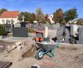 Bild: Marianne Moosburger
Schon ist der Bauhofgärtner Robert Herrmann dabei, die Urneninseln im Friedhof anzulegen.