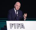 Bild: Darryl Dyck/The Canadian Press/AP/dpa
Steht weiter unter Druck - wehrt sich aber auch: Gianni Infantino. (Archivbild)
