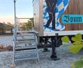 Bild: as
Wer muss, der muss – auch bei Festen. Ein normaler mobiler Toilettenwagen, hier ein Beispiel von der Eröffnung der Fischwochen in Tirschenreuth, ist für Menschen im Rollstuhl jedoch nicht nutzbar.