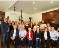 Bild: Peter Garreiss
Agnes Koller (Mitte), eingerahmt von ihren Kindern, konnte ihren 90. Geburtstag im Kreise ihrer Familie, Verwandten, Nachbarn und Freundinnen feiern. Dazu gratulierte auch zweiter Bürgermeister Helmut Meindl (links). Sogar der erst 22 Tage alte Erik war mit Mama und Papa zum Gratulieren dabei.