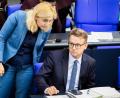Bild: Christoph Soeder/dpa
Über die Pflege-Sparpläne von Gesundheitsminister Carsten Linnemann, die auf einer Vorlage seiner Vorgängerin Nina Warken (beide CDU) beruhen, ringt derzeit die Koalition. (Archivbild)
