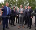 Bild: Alex Brandon/AP/dpa
US-Präsident Donald Trump sagt, dass die KI-Unternehmen sich gegenseitig kontrollieren würden.