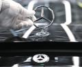 Bild: Bernd Weißbrod/dpa
Bei Mercedes-Benz soll künftig wieder mehr im Büro vor Ort gearbeitet werden. (Archivbild)