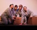 Bild: Cora Wein / OVIGO Theater
Szenenbild aus dem Theaterstück „SAD-88“ in der KZ-Gedenkstätte Flossenbürg.
