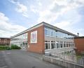 Bild: Florian Miedl
Das Hauptgebäude des Otto-Hahn-Gymnasiums soll generalüberholt werden, vollständig abgebrochen wird allerdings der komplette naturwissenschaftliche Bereich.