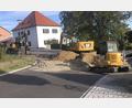 Bild: Werner Robl
Seit Tagen ist die Rathausstraße in Fuchsmühl eine Baustelle. Die Wasserleitung wird erneuert.