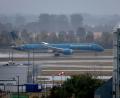Symbolbild: Karl-Josef Hildenbrand/dpa
Eine Boeing 787-9 wie diese war Mitte August am Münchner Flughafen über die Startbahn hinausgeschossen und konnte gerade noch abheben.
