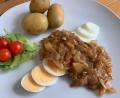 Bild: Michael Schiffer
Das Kachelmues ist eine Spezialität aus dem Elsass. Zu dem Zwiebelgemüse gibt es hartgekochte Eier und Pellkartoffeln.