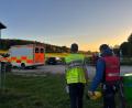 Bild: Lena Dickert, Bergwacht Bayern
Einsatzleiter Lukas Sperber und Luftretter Alexander Renner am Landeplatz Wanderparkplatz Hegendorf nach der Rettung der abgestürzten Klettersteiggeherin am Höhenglückssteig.
