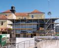 Bild: Peter Ringeisen
Der Erweiterungsbau der Amberger Max-Josef-Schule liegt westlich des Bestandsgebäudes - zum Richtfest schwebte eine Richtkrone darüber.