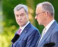 Bild: Michael Kappeler/dpa
Markus Söder steht zu Friedrich Merz. (Archivbild)