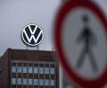 Bild: Moritz Frankenberg/dpa
VW hat eine Reihe von Tarifverträgen gekündigt. (Archivbild)