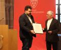 Bild: Andreas Eckl 
Bürgermeister Stefan Frank verleiht die Bürgermedaille der Stadt Sulzbach-Rosenberg an Peter Zahn.