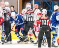 Archivbild: Elke Englmaier
Das Schiedsrichtergespann in den gestreiften Trikots wurde nach dem Spiel der Blue Devils Weiden gegen die Eispiraten Crimmitschau zur Zielscheibe von Crimmitschau-Chefcoach Jussi Tuores.