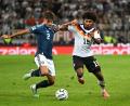 Bild: Sven Hoppe/dpa
Karim Adeyemi (rechts) wurde im Spiel gegen Griechenland immer wieder beleidigt. Ein Fan hielt lautstark dagegen..