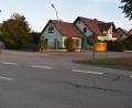 Bild: Richard Braun
Die Anbindung der Bürgermeister-Weiderer-Straße an die St.-Vitus-Straße und die Weiterführung in die Staatsstraße 2399 ist für große landwirtschaftliche Fahrzeuge zu eng. Verschiedene Lösungsansätze sind im Gespräch.