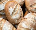 Bild: Sebastian Kahnert/dpa
Anstatt Bargeld legt der 67-Jährige ein Brot in die Tasche. (Symbolbild)