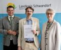 Bild: Laura Kohl
Der Nabburger Archivar Gotthard Kemmether (Mitte) wurde erneut zum ehrenamtlichen Kreisarchivpfleger bestellt. Die Urkunde überreichten Dr. Maria Sagstetter und Landrat Thomas Ebeling.