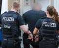 Bild: Christoph Reichwein/dpa
Ein Mann aus dem Umfeld der „Hells Angels“ wird in Duisburg abgeführt.